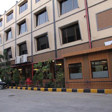 Reddoorz Plus Near Soekarno Hatta Airport 2 Tangerang Exterior foto